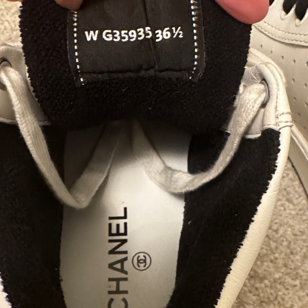 Chanel White Leather High-Top Sneakers with Contrasting Laces - Picture 4 of 5